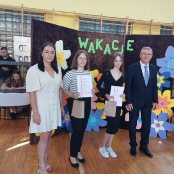 akademia z okazji zakończenia roku szkolnego 2023/2024 wręczenie nagród, świadect, dyplomów oraz część artystyczna